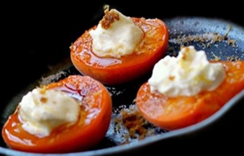 Abricots rotis et caramelises avec yaourt grec