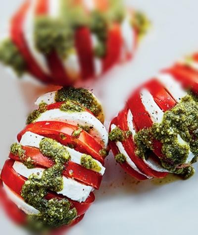 Bombes caprese avec vinaigrette au pesto