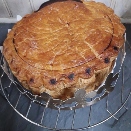 Galette des rois a la creme noisettes et aux fruits rouges