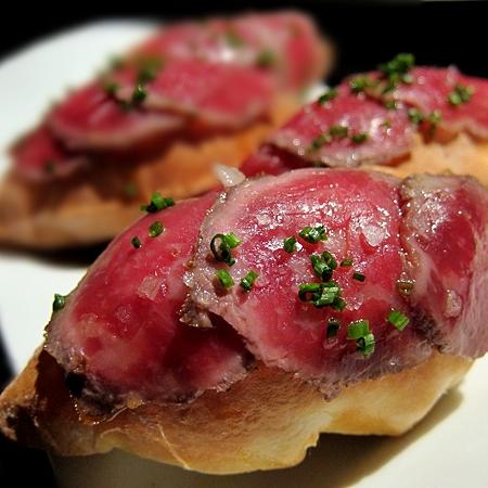 Pain au fromage , tomate ,roquette et rosbeef