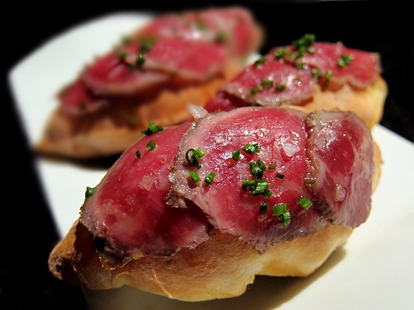 Pain au fromage a tartiner tomate roquette et rosbeef