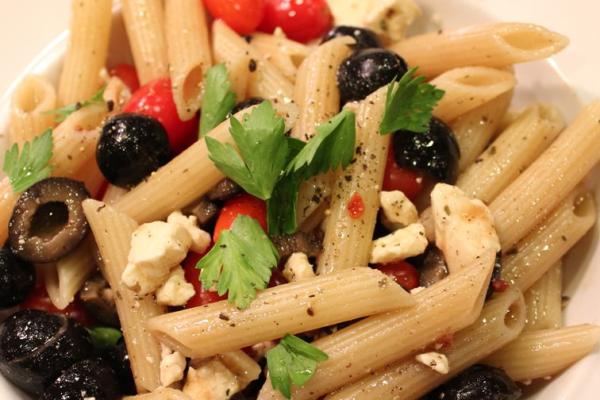 Salade de penne olives noires et tomates cœur de pigeon20150517