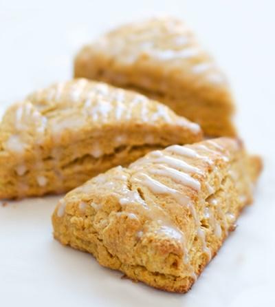 Scones a la citrouille avec glacage au sucre et a la cannelle