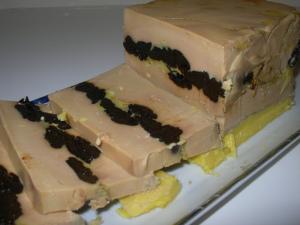Terrine de foie gras aux baies de goji au pruneau