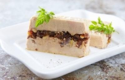 Terrine de foie gras aux pruneaux, raisins secs et abricot