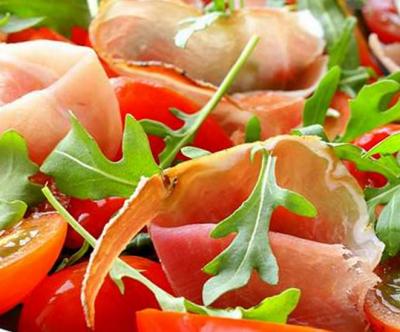 Tomate prosciutto et salade de roquette