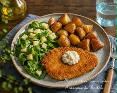 Escalope panee, pommes de terre sautees et d une salade de doucette